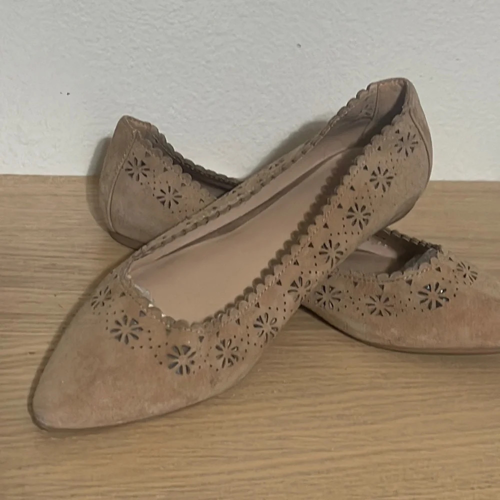 Joe’s Pointy Almond Toe Suede Cutout Flats Tan size 8.5 - Picture 1 of 16